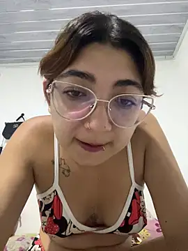 Snapshot of esteni chatting on 05/15/26, 03:57 esteni online show from 05/15/26, 03:57