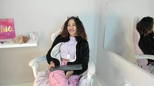 Snapshot of StefanyMiler chatting on 01/10/25, 09:23 StefanyMiler online show from 01/10/25, 09:23