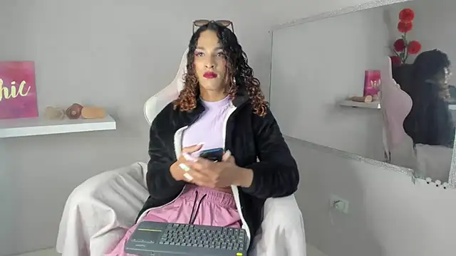 Snapshot of StefanyMiler chatting on 02/01/25, 12:51 StefanyMiler online show from 02/01/25, 12:51