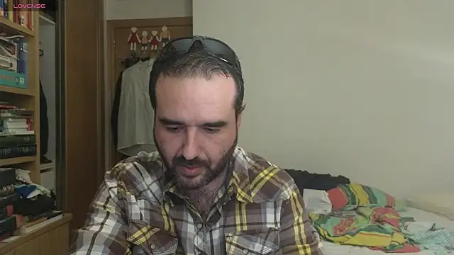 curiosillo83 online show from 10/03/25, 01:41