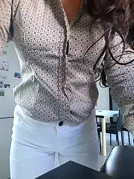 Snapshot of luxxe25 chatting on 11/26/25, 08:37 luxxe25 online show from 11/26/25, 08:37