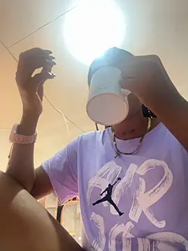 Snapshot of coral1727 chatting on 11/13/25, 01:04 coral1727 online show from 11/13/25, 01:04