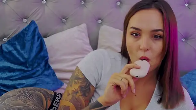 Snapshot of MeIisaLove chatting on 09/11/25, 08:20 MeIisaLove online show from 09/11/25, 08:20