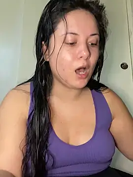 Snapshot of xocrybaby chatting on 12/18/24, 06:03 xocrybaby online show from 12/18/24, 06:03