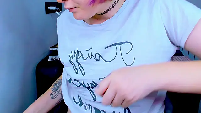 Snapshot of dollmore chatting on 09/26/25, 05:33 dollmore online show from 09/26/25, 05:33