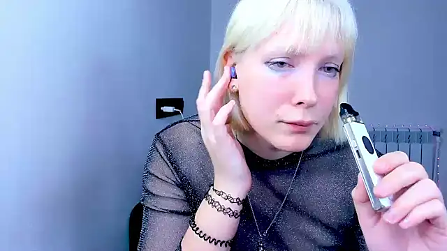 Snapshot of dollmore chatting on 11/05/25, 02:55 dollmore online show from 11/05/25, 02:55