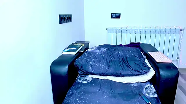 Snapshot of dollmore chatting on 11/19/25, 01:16 dollmore online show from 11/19/25, 01:16