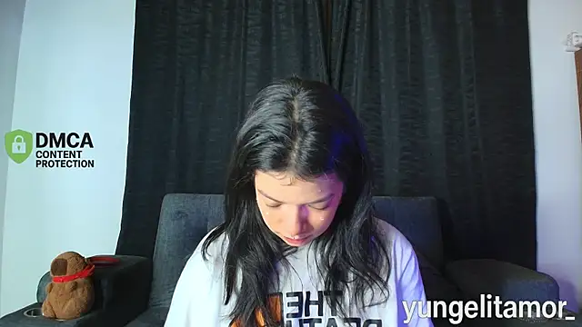 yungelitamor  online show from 10/30/25, 05:42