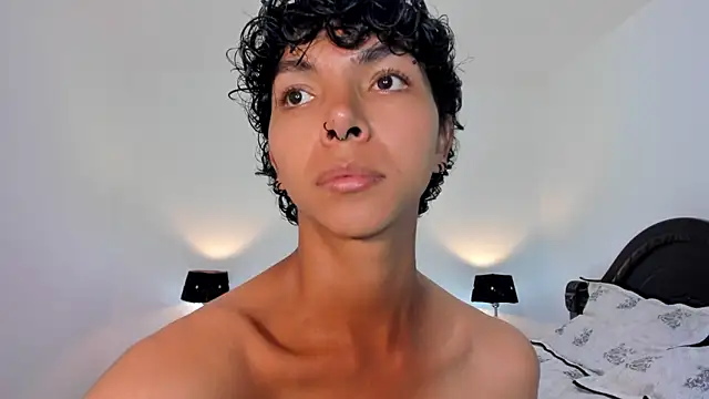 Snapshot of xhenisa_ chatting on 01/17/25, 08:44 xhenisa online show from 01/17/25, 08:44