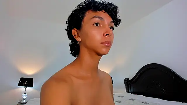 Snapshot of xhenisa_ chatting on 02/22/25, 09:48 xhenisa online show from 02/22/25, 09:48