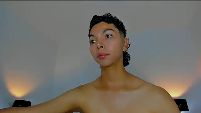 Snapshot of xhenisa_ chatting on 11/29/25, 10:57 xhenisa online show from 11/29/25, 10:57