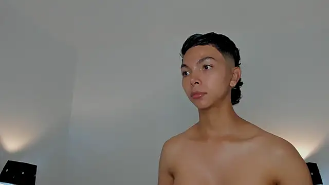 Snapshot of xhenisa_ chatting on 01/08/26, 08:33 xhenisa online show from 01/08/26, 08:33