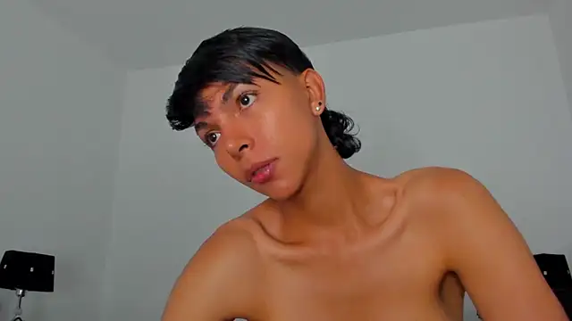 xhenisa  online show from 05/12/26, 04:48