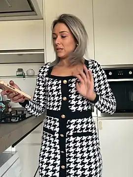 petrouchkaaa  online show from 12/04/25, 08:45