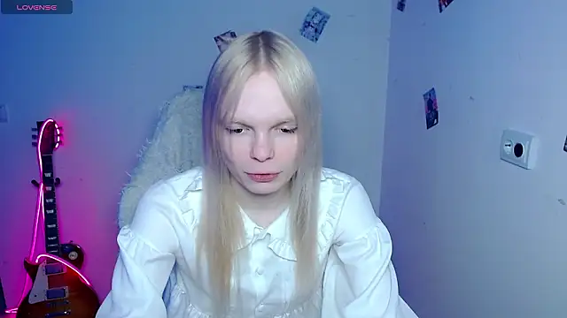 Snapshot of Emily_Nyaffee chatting on 02/13/26, 02:40 Emily Nyaffee online show from 02/13/26, 02:40