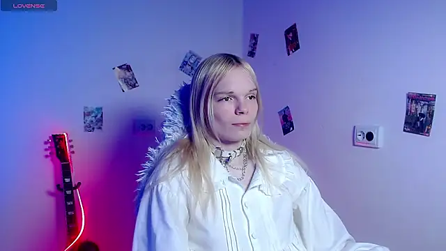 Snapshot of Emily_Nyaffee chatting on 03/23/26, 01:26 Emily Nyaffee online show from 03/23/26, 01:26