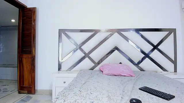 Shanelle   online show from 11/18/25, 04:33