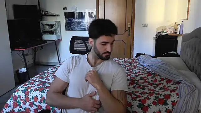 Snapshot of Alexox02 chatting on 11/30/25, 01:04 Alexox02 online show from 11/30/25, 01:04