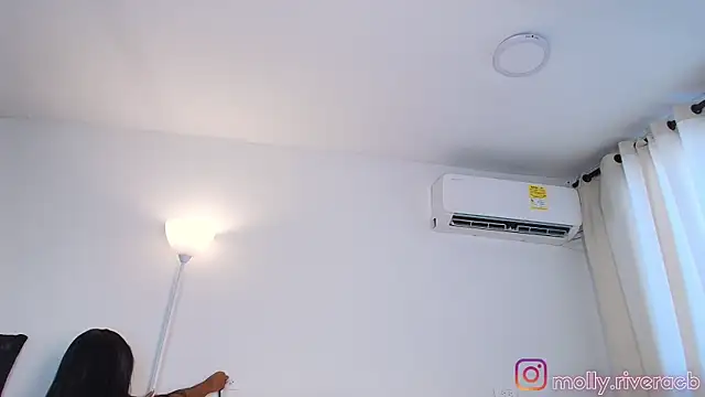 Snapshot of mollyrivera chatting on 12/18/25, 05:41 mollyrivera online show from 12/18/25, 05:41