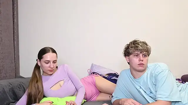 Snapshot of Emily_and_Ilumi chatting on 10/07/25, 06:16 Emily and Ilumi online show from 10/07/25, 06:16