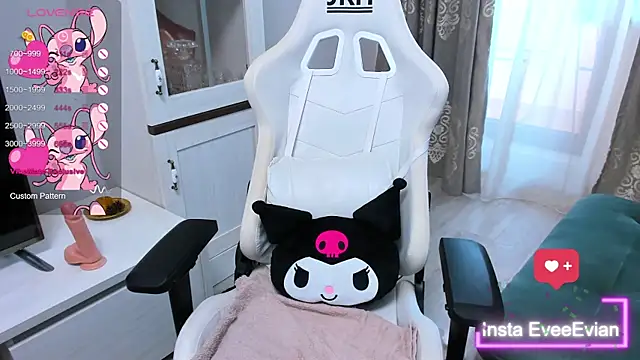 Snapshot of EveEvian chatting on 03/08/25, 02:40 EveEvian online show from 03/08/25, 02:40