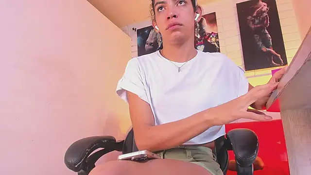 Snapshot of Alahia_Rodriguez chatting on 11/11/25, 12:27 Alahia Rodriguez online show from 11/11/25, 12:27