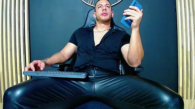 Snapshot of Maxxxpowerful chatting on 03/06/25, 02:41 Maxxxpowerful online show from 03/06/25, 02:41