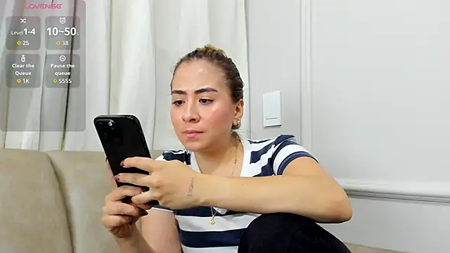 Lia walton online show from 11/28/25, 05:04