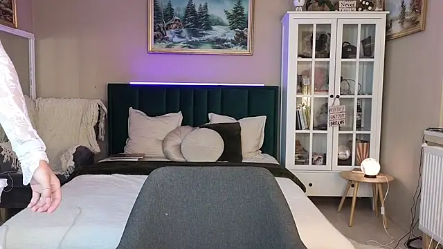 JoanneGG online show from 02/18/25, 08:38