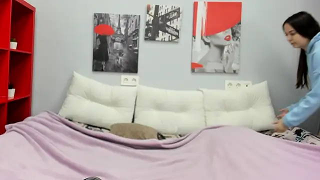 Snapshot of Tiny_JuJu chatting on 10/22/25, 01:39 Tiny JuJu online show from 10/22/25, 01:39