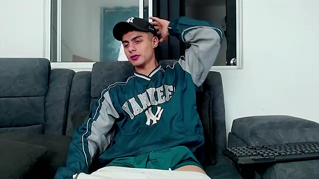 Stiven CL online show from 10/20/25, 04:24