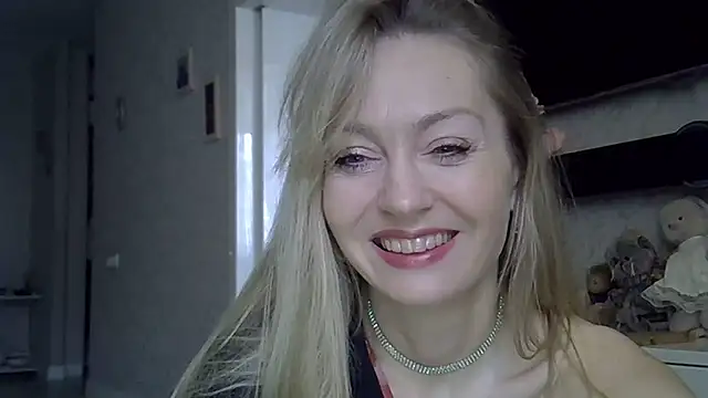 Snapshot of ZarinaSwift chatting on 11/24/25, 04:34 ZarinaSwift online show from 11/24/25, 04:34