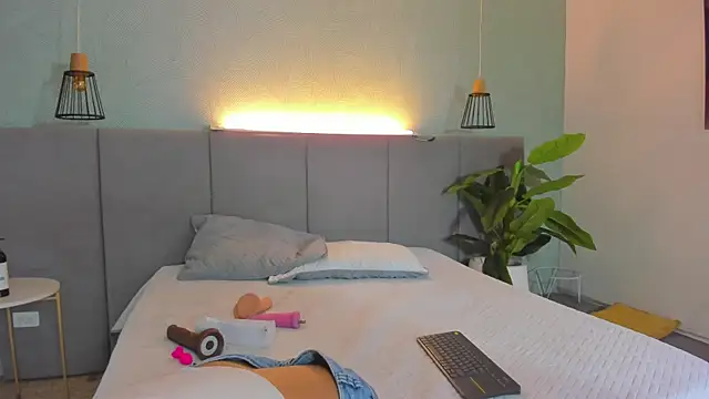 LiaVelez online show from 03/19/25, 12:45