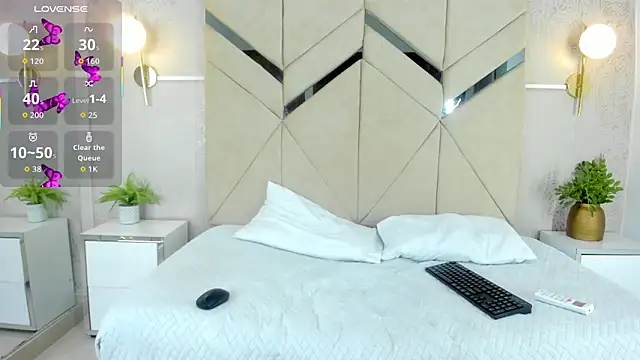 LiaVelez online show from 05/14/26, 01:51