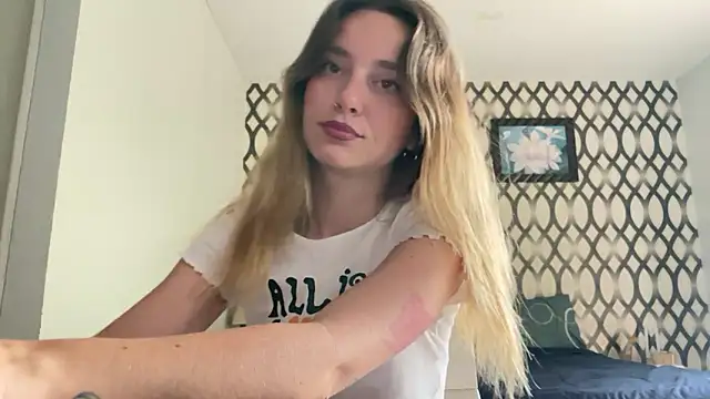 Snapshot of SirenaBelle chatting on 01/23/25, 10:43 SirenaBelle online show from 01/23/25, 10:43