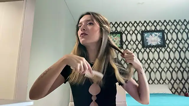 Snapshot of SirenaBelle chatting on 02/08/25, 01:22 SirenaBelle online show from 02/08/25, 01:22