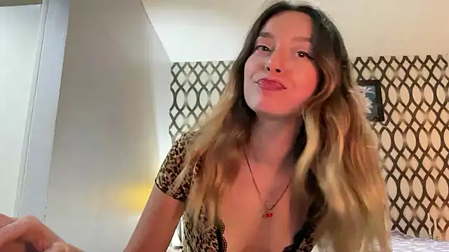 Snapshot of SirenaBelle chatting on 02/25/25, 12:24 SirenaBelle online show from 02/25/25, 12:24