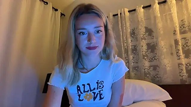 Snapshot of SirenaBelle chatting on 12/21/25, 10:17 SirenaBelle online show from 12/21/25, 10:17