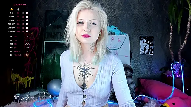 Snapshot of little_grinch666 chatting on 02/13/25, 08:55 little grinch666 online show from 02/13/25, 08:55