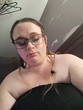 Snapshot of Geemaal chatting on 11/18/25, 08:24 Geemaal online show from 11/18/25, 08:24