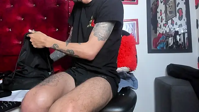 Snapshot of Aaron_BigDickxxx chatting on 01/28/25, 07:11 Aaron BigDickxxx online show from 01/28/25, 07:11