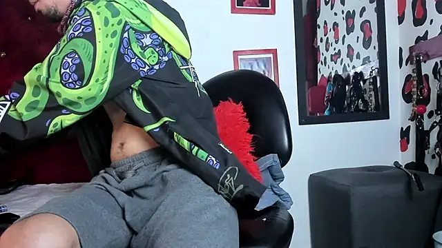 Snapshot of Aaron_BigDickxxx chatting on 02/19/25, 07:48 Aaron BigDickxxx online show from 02/19/25, 07:48