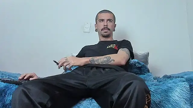 Snapshot of Aaron_BigDickxxx chatting on 10/21/25, 06:58 Aaron BigDickxxx online show from 10/21/25, 06:58