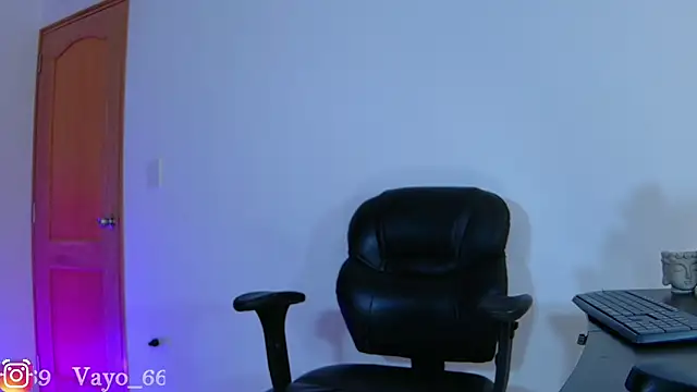 Snapshot of vayolett01_dakotta chatting on 02/14/25, 10:14 vayolett01 dakotta online show from 02/14/25, 10:14