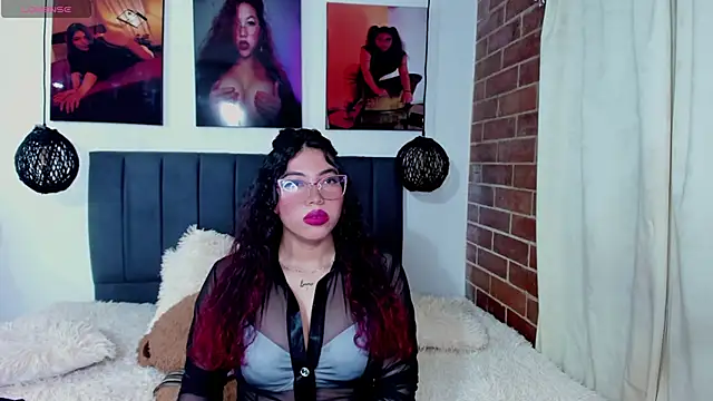 Snapshot of kyliejenner_hot chatting on 05/19/26, 02:51 kyliejenner hot online show from 05/19/26, 02:51