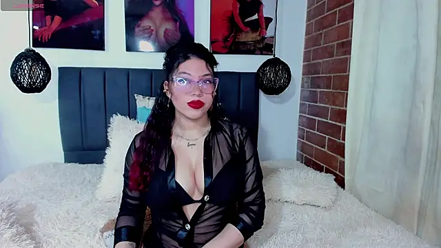 Snapshot of kyliejenner_hot chatting on 05/24/26, 03:00 kyliejenner hot online show from 05/24/26, 03:00