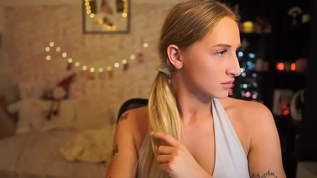 Nicolette  Shea  online show from 12/03/25, 10:02