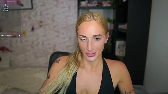Snapshot of Nicolette__Shea_ chatting on 02/04/26, 08:03 Nicolette Shea online show from 02/04/26, 08:03