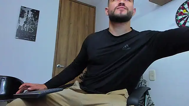 Snapshot of AndrewDiaz chatting on 10/06/25, 04:32 AndrewDiaz online show from 10/06/25, 04:32