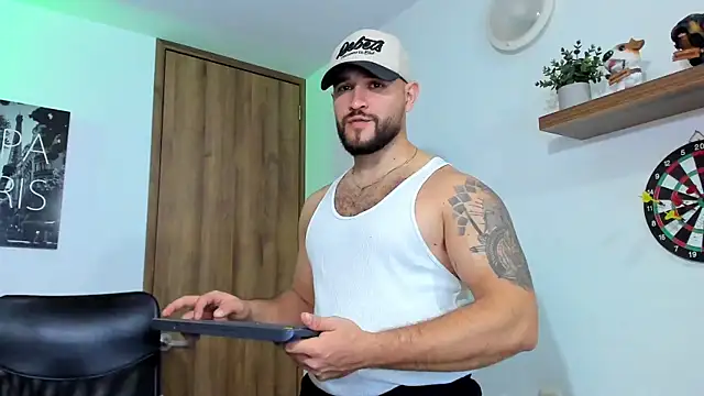 Snapshot of AndrewDiaz chatting on 10/10/25, 04:44 AndrewDiaz online show from 10/10/25, 04:44